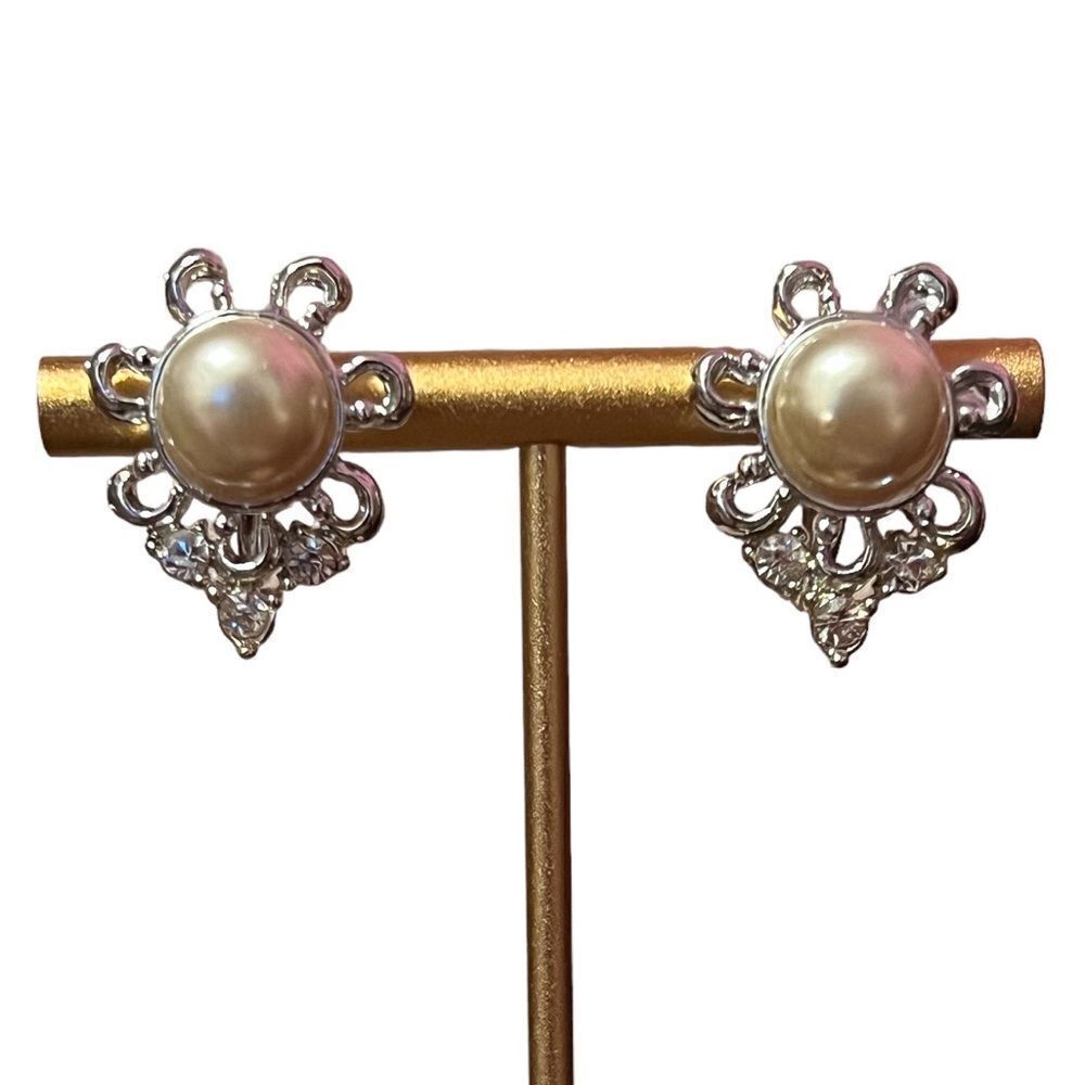 🎈5/$35🎈Vintage Pearl Rhinestone Flower Silver Tone Screw Back Earrings